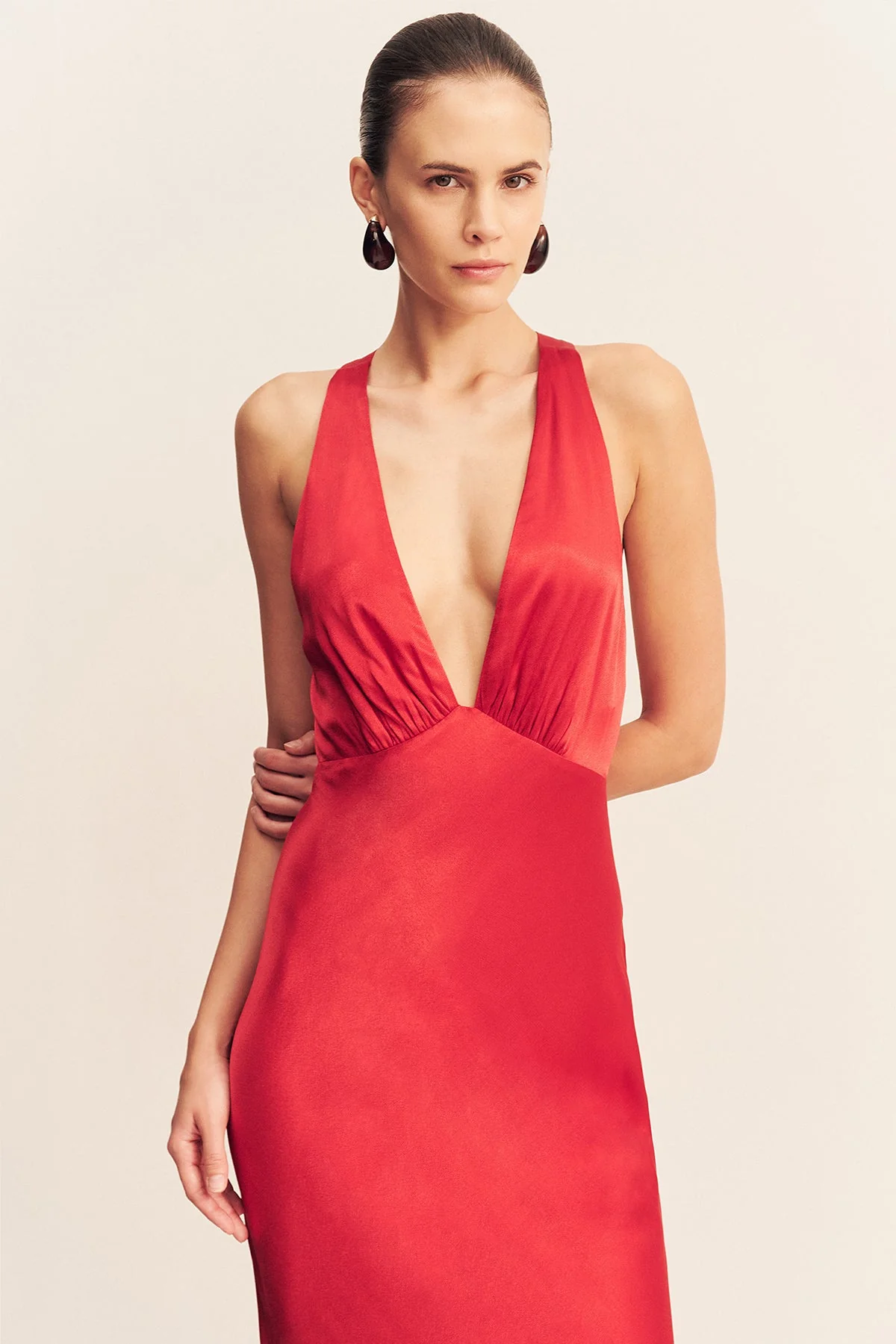 TATUM PLUNGED CROSS BACK MAXI DRESS - GRENADINE - Image 2